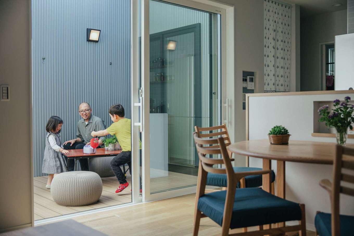 子育て安心住宅 Design Craft Office【子育て、間取り、平屋】晴れた日にはピクニック気分で食事をしたり、ご主人が本を読んだりと自由に使える中庭が、家族のコミュニケーションを育む