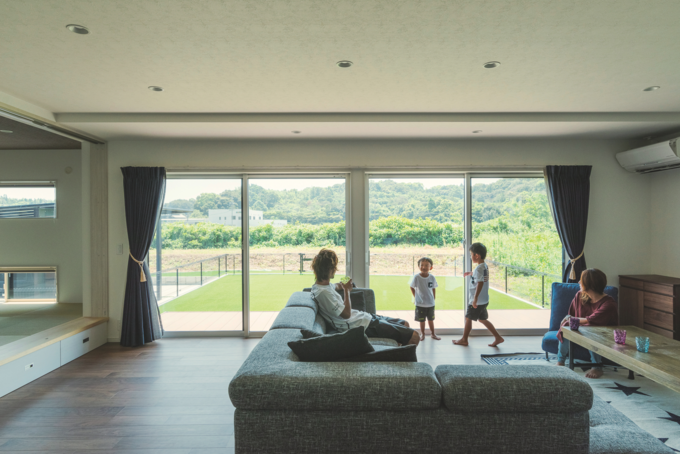 「学校のステージのようにしたい」そんな理想をもとにつくられた、大きな窓。