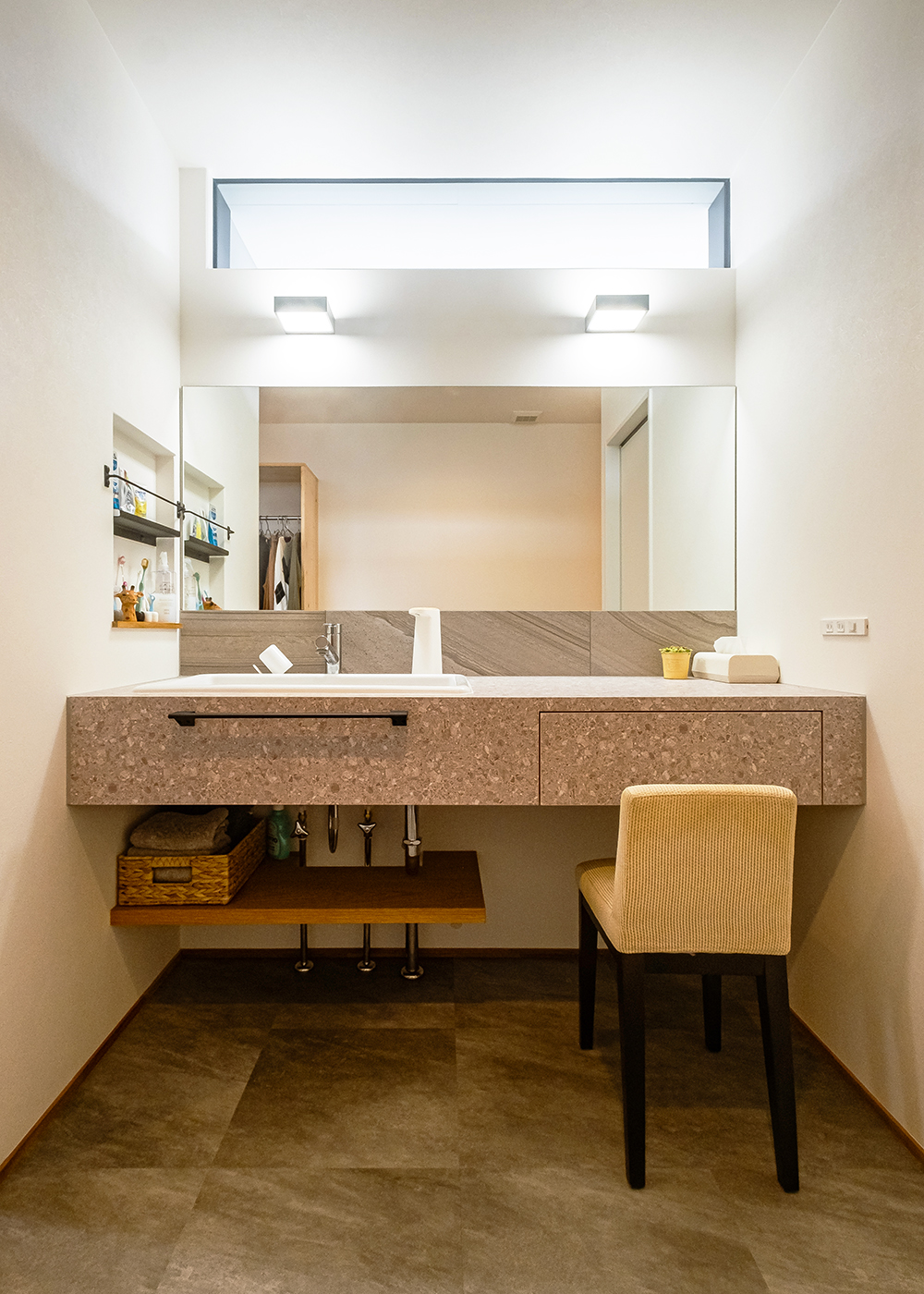Techno Home Aizawa【デザイン住宅、間取り、インテリア】モザイクタイルをあしらった造作洗面台に自然光が注ぐ。ゆったりとしたつくりで朝の身支度もスムーズだ