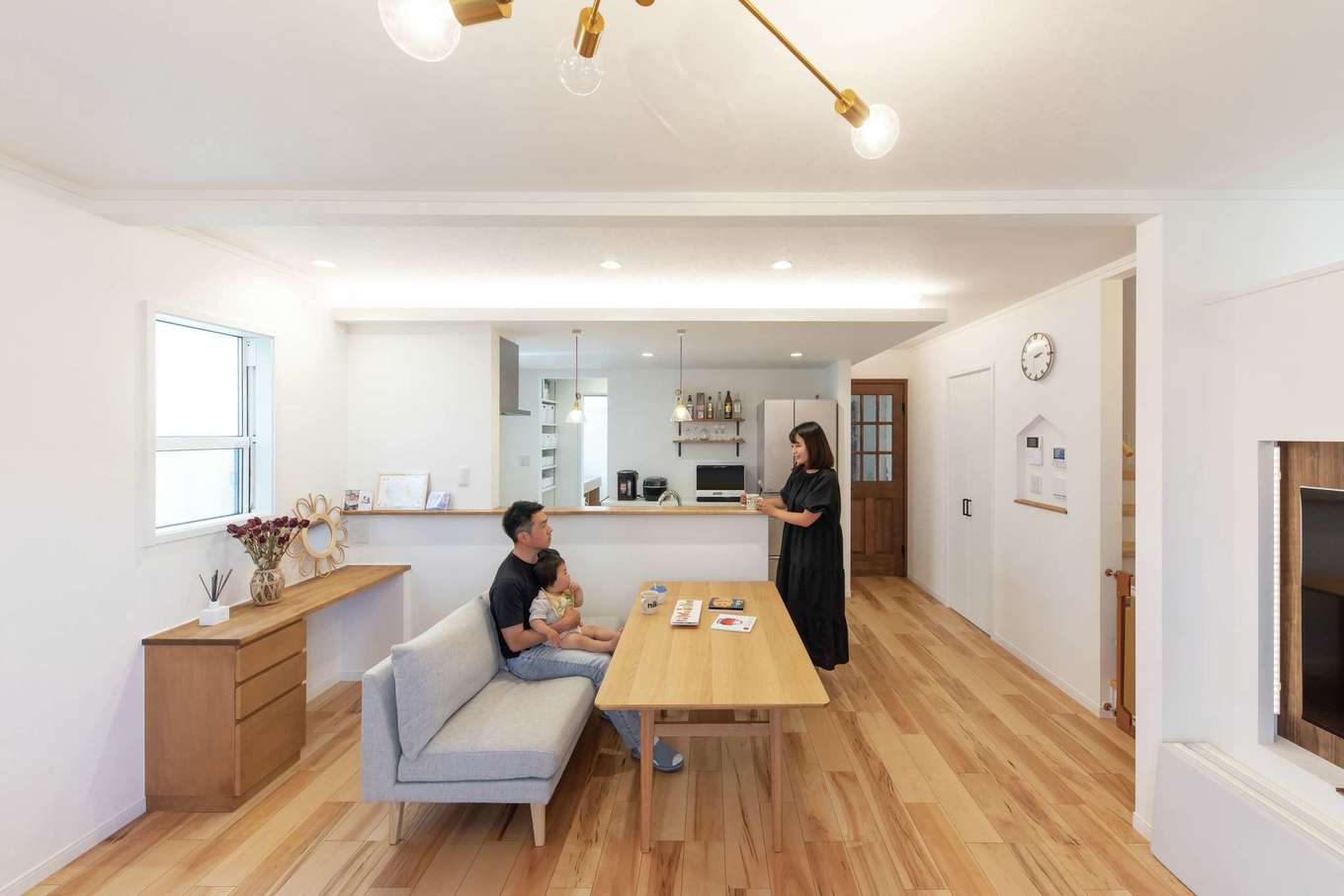 ハートホーム【デザイン住宅、子育て、間取り】ナチュラルテイストのLDKは19畳のゆったり空間。南北に向かってまっすぐな木目が美しいフローリングは床暖房仕様。折上げ天井に間接照明を取り入れて、やわらかな雰囲気に。キッチンから目が届く場所にスタディコーナーを造作してもらった