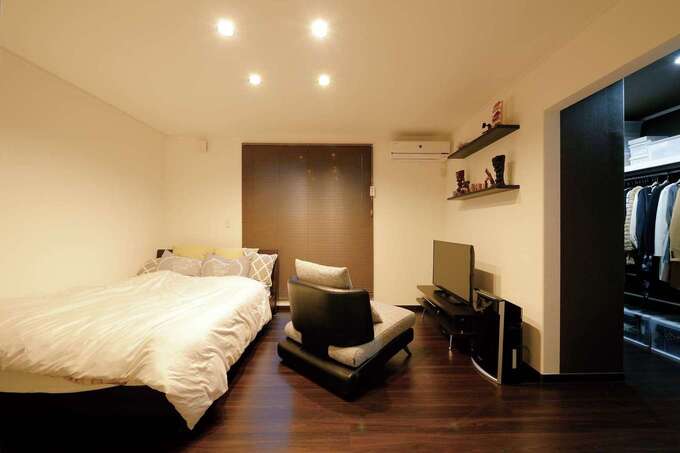 2階は趣向を変え、木目調のフローリングに。ウォー クインクローゼット内の収納までモノトーンに