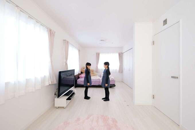 白で統一した子ども部屋を双子の姉妹で仲良くシェア。成長に応じて、いつでも簡単に間仕切りできる