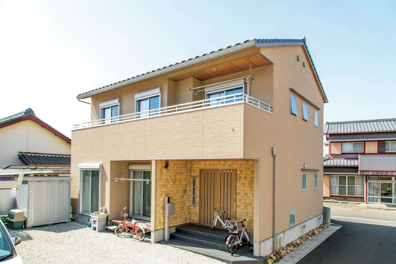 櫻 工務店【和風、自然素材、間取り】南東向きで日当たり良好の立地。玄関まわりは木目調のサイディングに