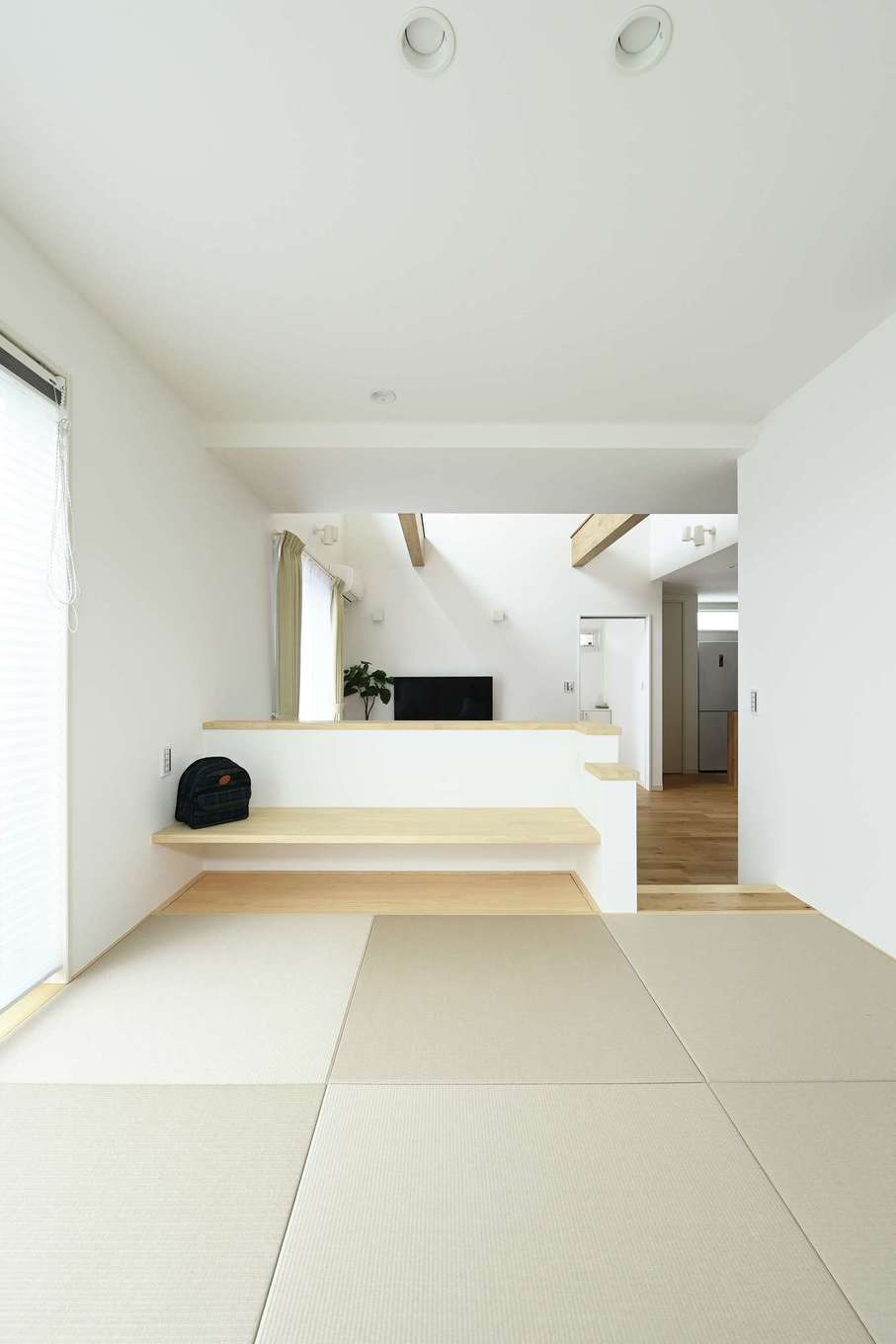 Yamaguchi Design 【デザイン住宅、収納力、間取り】小上がりの掘りゴタツ式カウンターはLDKに面しているので、いつでも家族の様子がわかり、安心できる