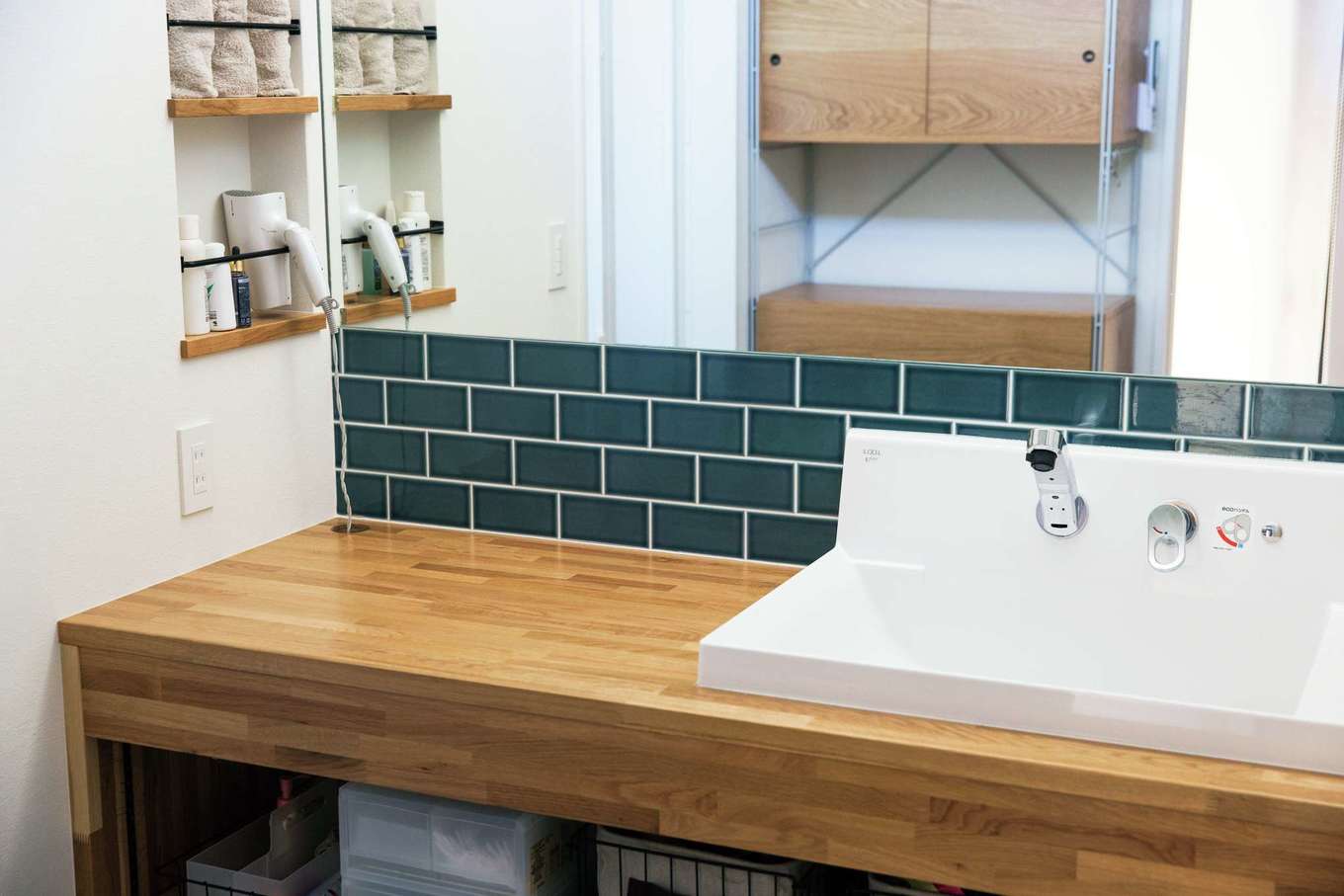 SEVEN HOUSE/セブンハウス【デザイン住宅、平屋、子育て】木の洗面台は造作。ブルーのタイルが爽やか