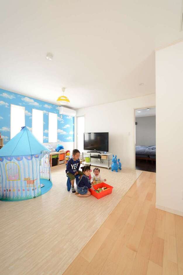 2階のフリースペース。子どもたちがまだ小さいうちは広いプレイルームとして使い、成長に応じて間仕切りする予定。爽やかな青空のクロスが奥さまのお気に入り