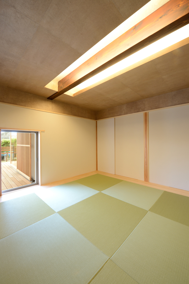 石牧建築【デザイン住宅、二世帯住宅、建築家】建物の中央に配した和室は、2つの家族をつなぐ空間。外のデッキにもつながっている。和紙と梁、照明を組み合わせた天井が独創的な美しさを醸し出す