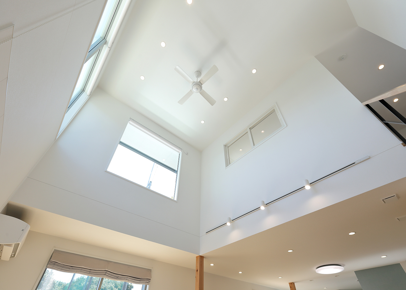 丸昇彦坂建設【デザイン住宅、趣味、間取り】吹き抜けには2方向に高窓が設けてあり、やわらかな陽光が1階に降り注ぐ。子ども部屋にある内窓を開けることで1階にいる家族と会話することもできる