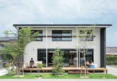 高原リゾートのペンションのような外観デザイン。深い軒が夏の直射日光を遮り、冬は室内の奥まで光を届ける。長いウッドデッキは庭のある暮らしを楽しむアウトドアリビングとしても活躍