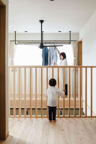 フジモクの家（富士木材）｜キャットウォークに室内物干し用のパイプを設置。おひさまの光が注ぐ特等席で乾きもはやい