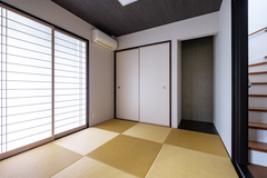 ５畳の和室。家の南西に位置しており日当たり良好。リビングに光を招き入れ、来客時にも活躍する