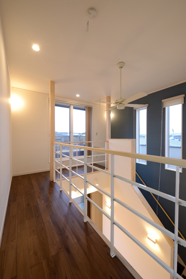 回廊を思わせる2階ホール。これだけの大空間でも高気密・高断熱設計及び吹き付け断熱材の効果で、ほとんど温度差がなく、冷暖房効率を逃さない。吹抜けを通して1階と2階のコミュニケーションもスムーズ