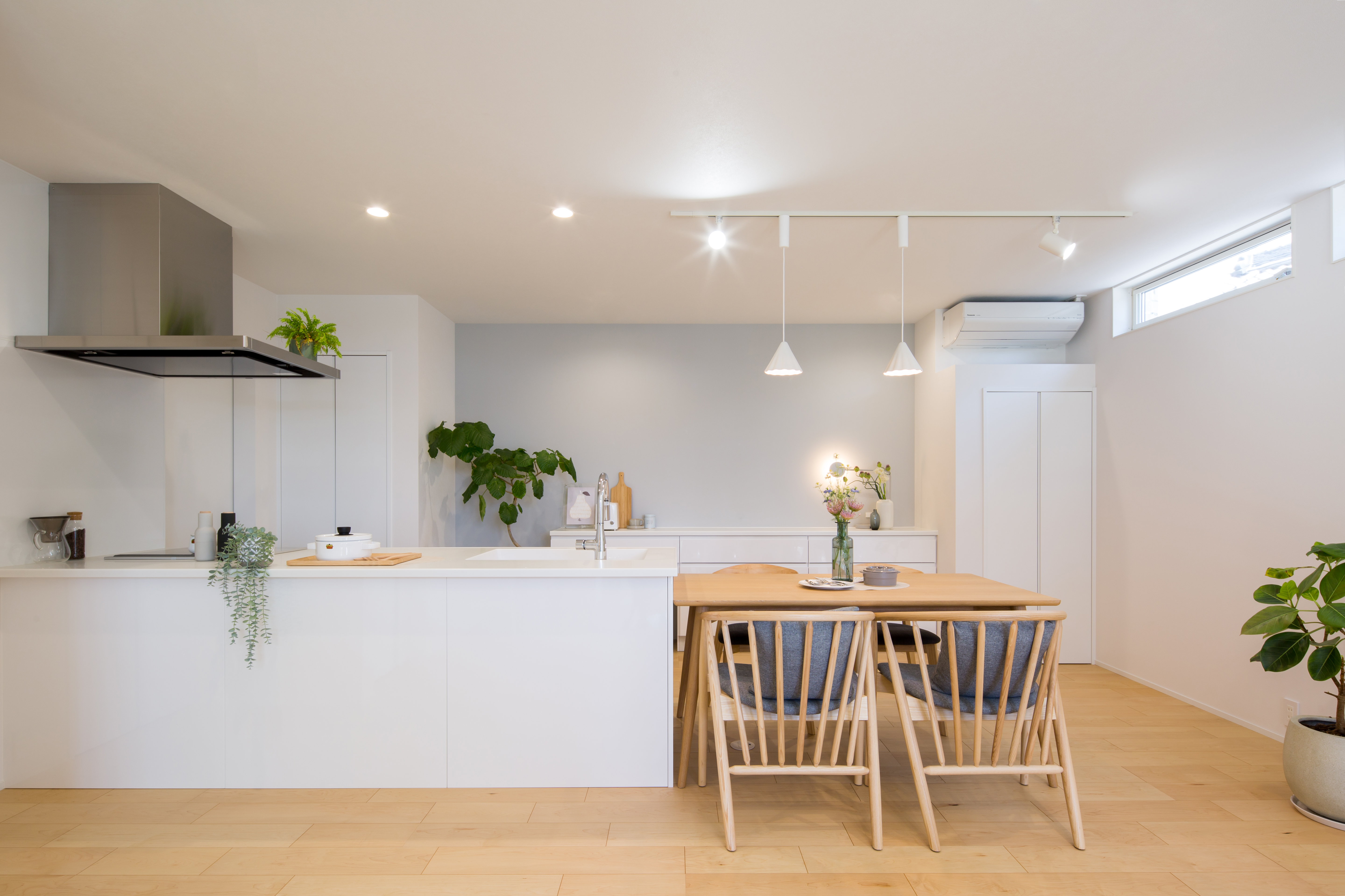 シンプル｜家事動線を意識した横一直線のキッチンダイニングは、配膳や片付けも楽々です。