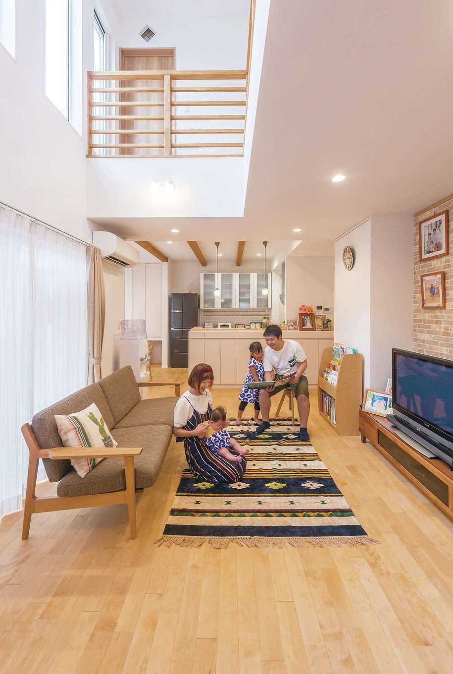 芹工務店【子育て、自然素材、省エネ】ナチュラルで飽きがこないデザイン。開放感ある吹き抜けも、吹付断熱「アイシネン」の採用であったかく快適
