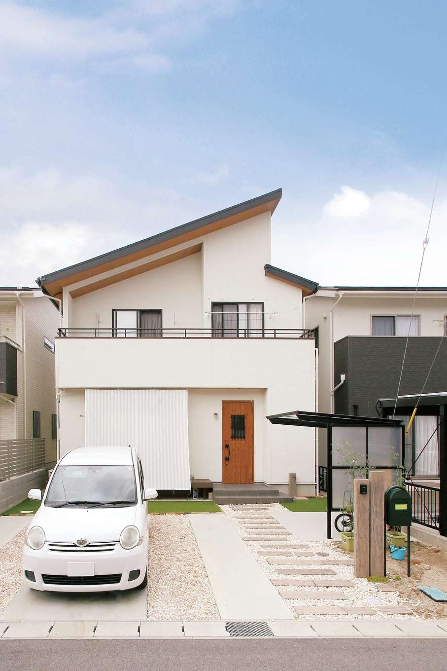 片桐建設【1000万円台、デザイン住宅、自然素材】大胆な片流れ屋根のプロポーションが美しい外観。白い外壁と木目調の軒天のコントラストもすてき