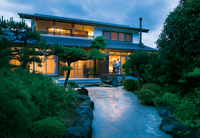 TENアーキテクツ 一級建築士事務所【和風、自然素材、建築家】夕暮れともなれば、全灯間接照明のやわらかな光がこぼれる。帰宅した時にほっとできる