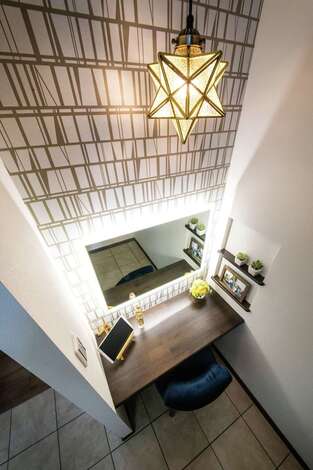 ユニバーサルホーム（掛川店・磐田店）｜洗面所隣接のドレッサーは奥さまのこだわり。モダンな壁紙や間接照明を駆使して仕上げた