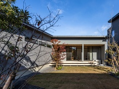 広い土地を最大限に利用したL字型の平屋住宅。
道路側から見えにくい位置に広い庭があり、日当たりの良い南側に家族だけのプライベート空間を設けました。