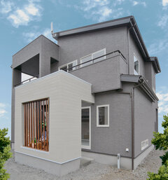 グレーと白のツートンカラーが美しい外観。外からは閉鎖的に見えながら、開放的な室内とのギャップが面白い