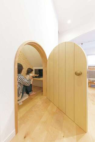 階段下のスペースを上手に活かした奥さまの「おこもり部屋」