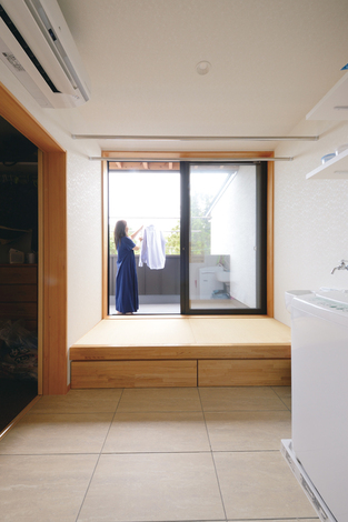 ランドリーは小上がりの畳敷きで、洗濯物をたたむ・しまうがスムーズ。ここは奥さまがかわいがる猫たちの憩いのスペースでもある