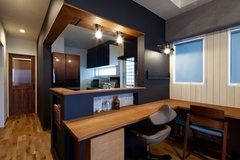 キッチン前にL字型でカウンターを作製しました。軽食を食べるスペースと勉強として使用するスペースを分ける事で片づけるという手間が省く事が出来て快適へと繋がります！！