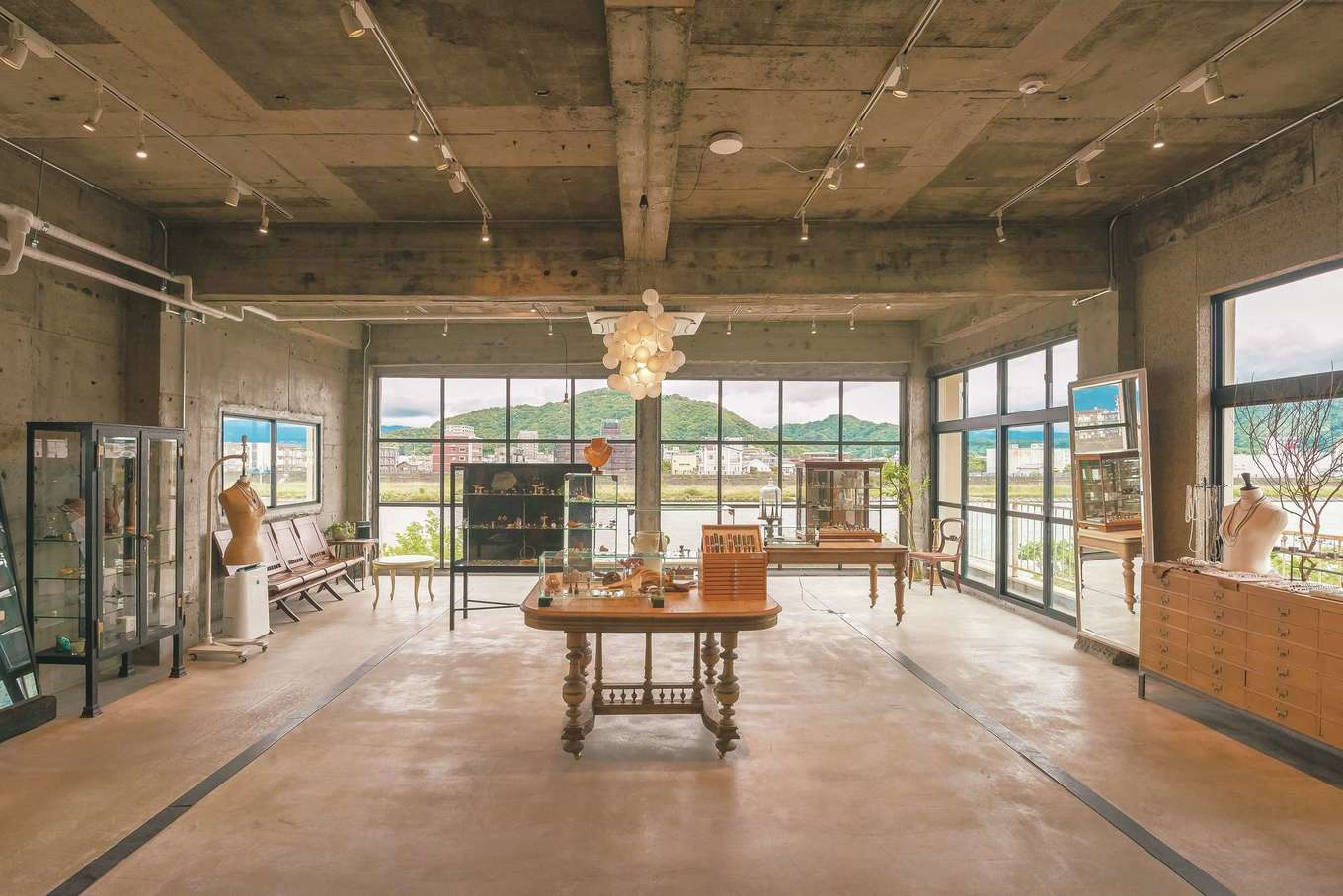 建杜 KENT（大栄工業）｜狩野川の景色が広がる3階の店舗ペース