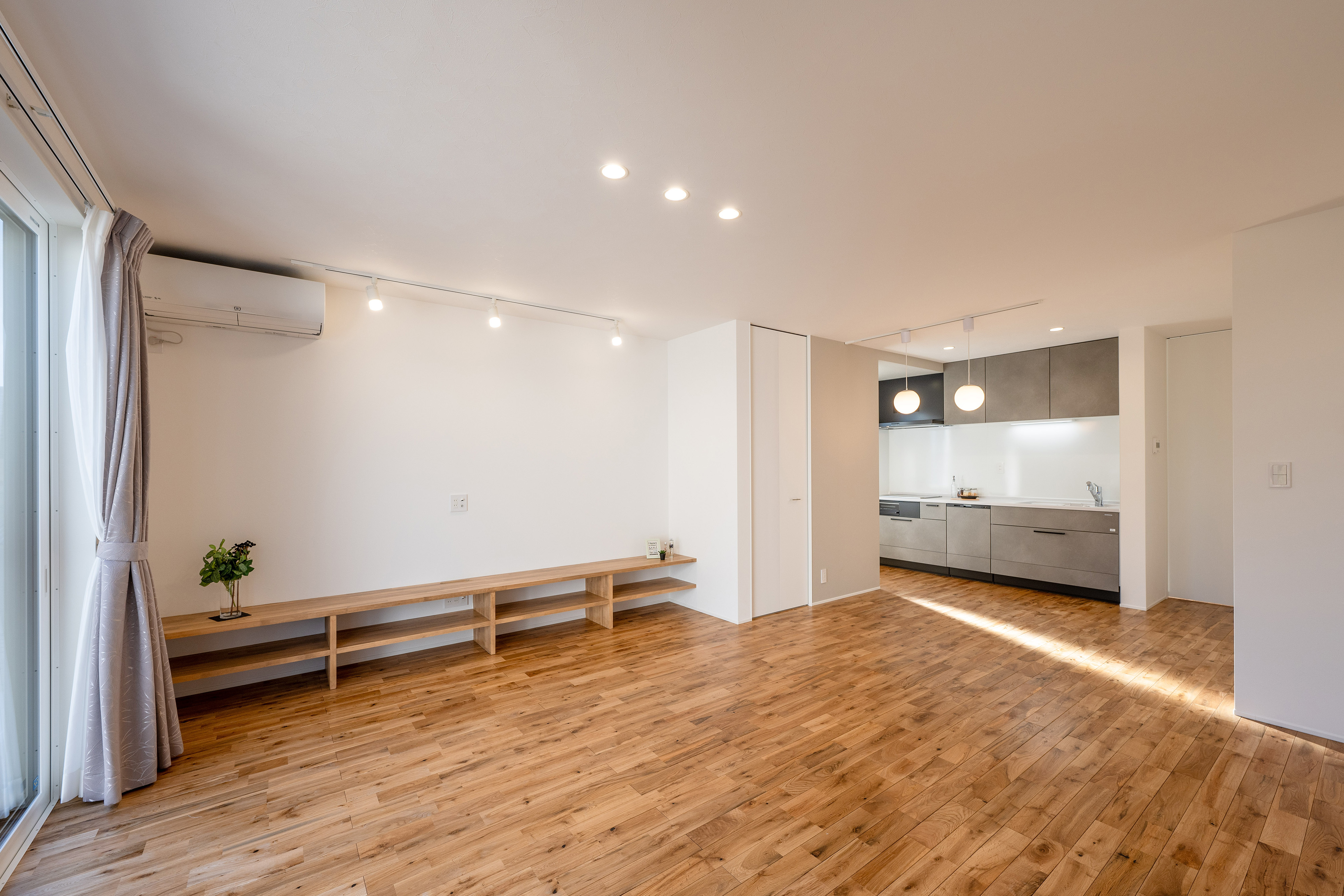 ハウスプラン（R＋house沼津・富士）【間取り、建築家、平屋】廊下を抜けると開放的なLDKが広がる。限られたスペースを有効に使えるようキッチンは壁付けタイプとした