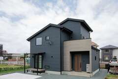 色で悩んだという外壁は、複数のパターンから濃紺とグレーベージュの組み合わせを選択