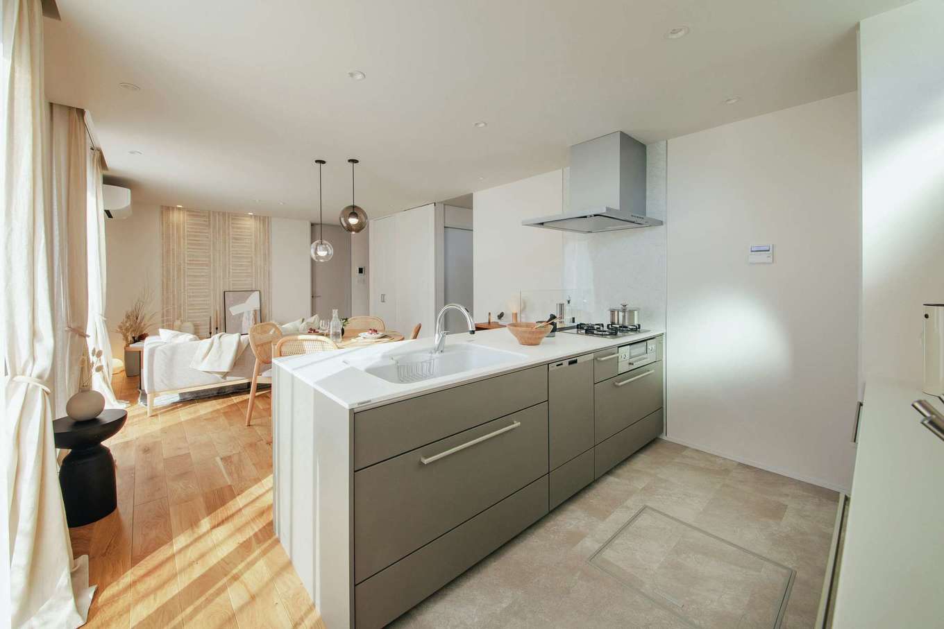 遠州鉄道 遠鉄ホーム【浜松市中央区青屋町400・モデルハウス】対面式のオープンキッチンからは室内全体を見渡せる。キッチンの床にはフロアタイルを用いているので汚れを拭き取りやすく、掃除も楽々