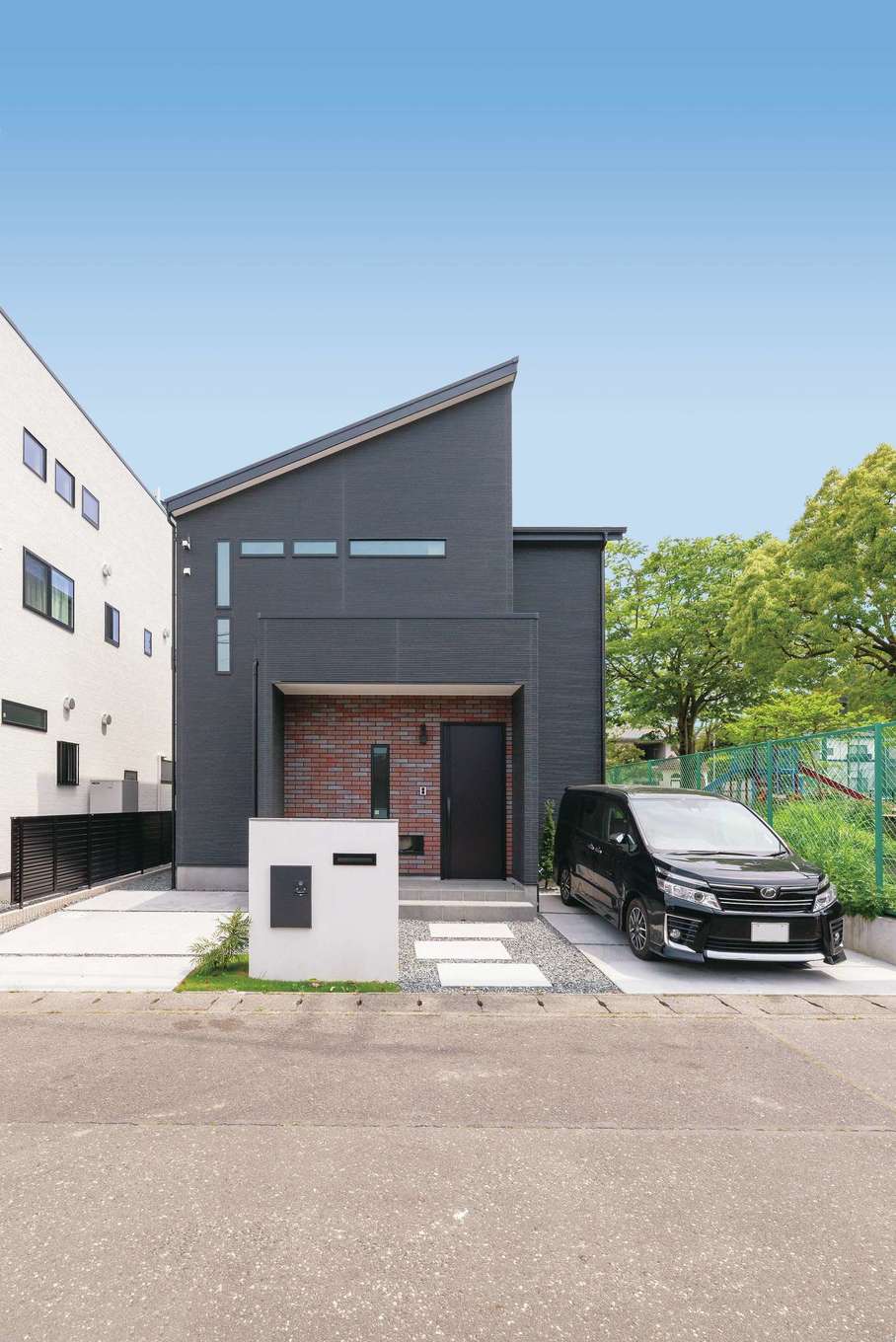 三和建設【子育て、収納力、間取り】スタイリッシュでありながら、ほどよいヴィンテージ感が演出された外観。玄関のタイルは色のバランスを確認しながら一つ一つ配置された。正面には宅配ボックスも