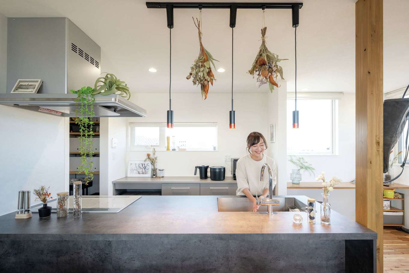 ハウスプラン（R＋house沼津・富士）【デザイン住宅、省エネ、建築家】奥さまお気に入り「GRAFTEKT」のキッチン。背面には収納家具を造作し、隣にはパントリーも用意。将来は子どもたちと一緒に料理ができる広々サイズに