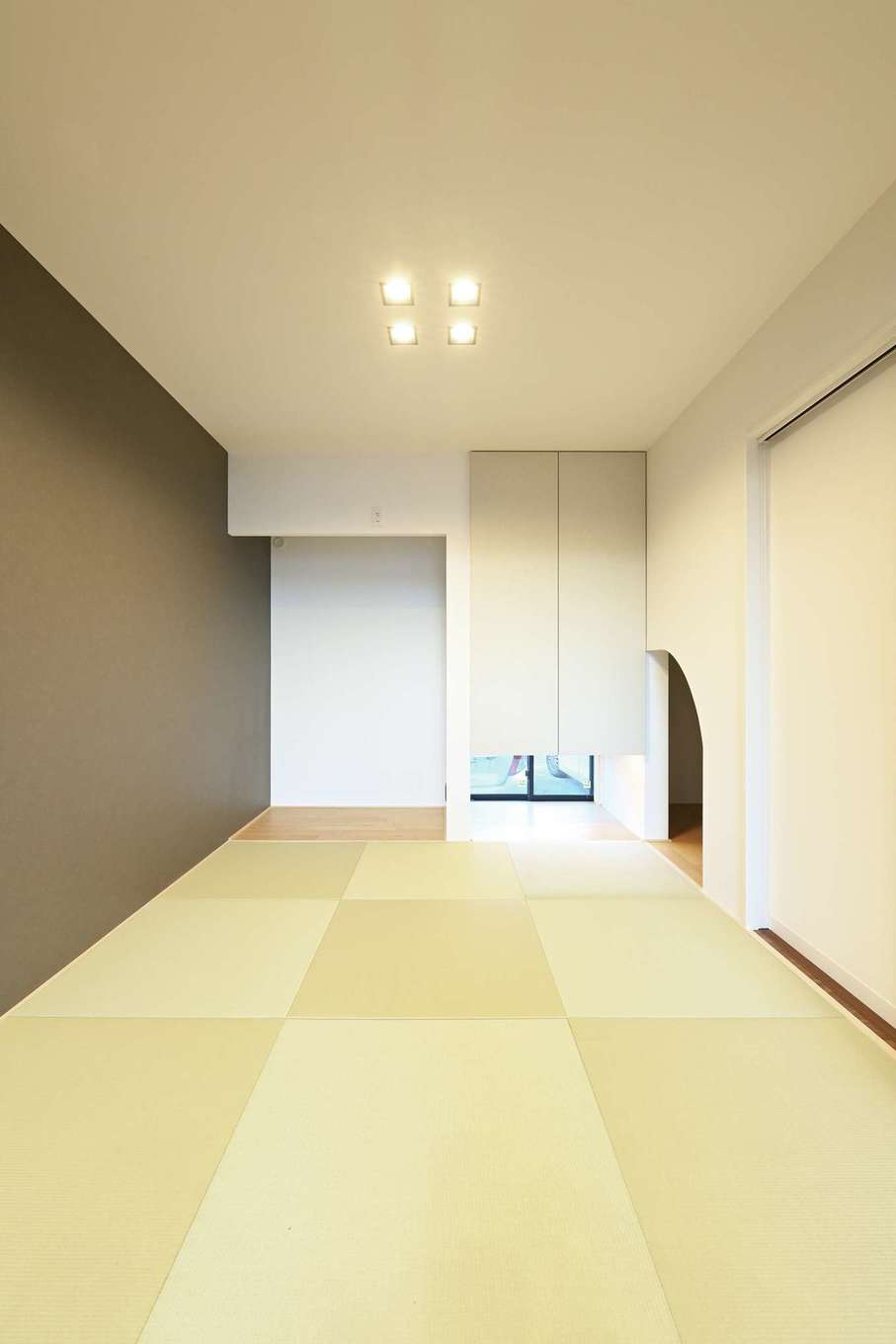REIWA HOUSE（令和ハウス）【デザイン住宅、省エネ、間取り】多用途に使える和室。収納をRにくりぬいて遊び心を演出