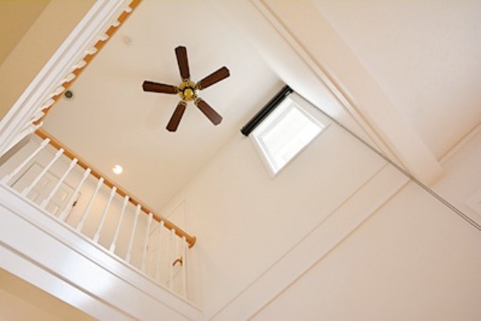 廊下を省き、広いワンルームのような印象のLDKの中央に設けた吹き抜けが、タテの広がりを演出。畳数以上の開放感を生み、家中に一体感をもたらしてくれる