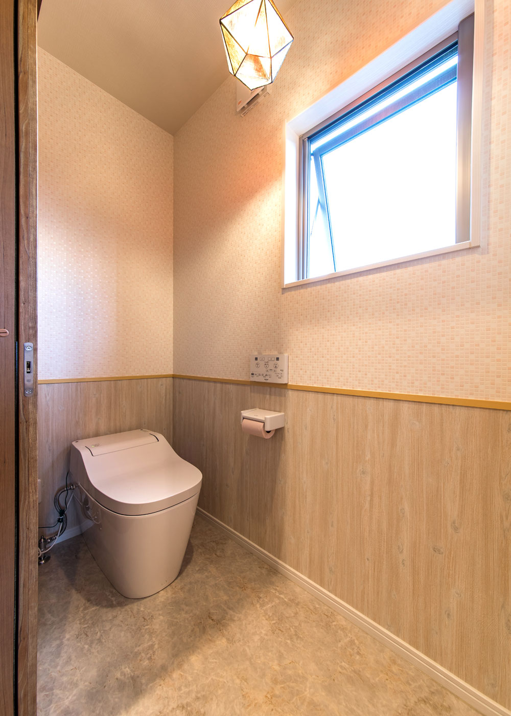 KOUBOU STYLE 建築工房相良（FPの家）【デザイン住宅、収納力、平屋】落ち着いた雰囲気のトイレ