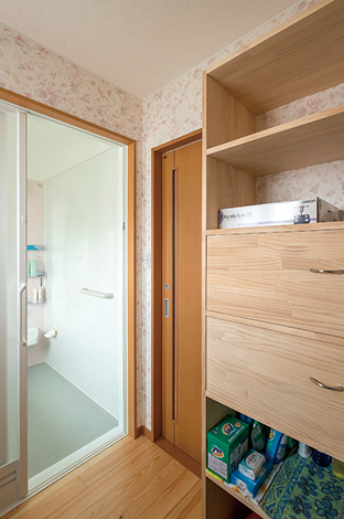洗面所には収納用の棚を作り付けに