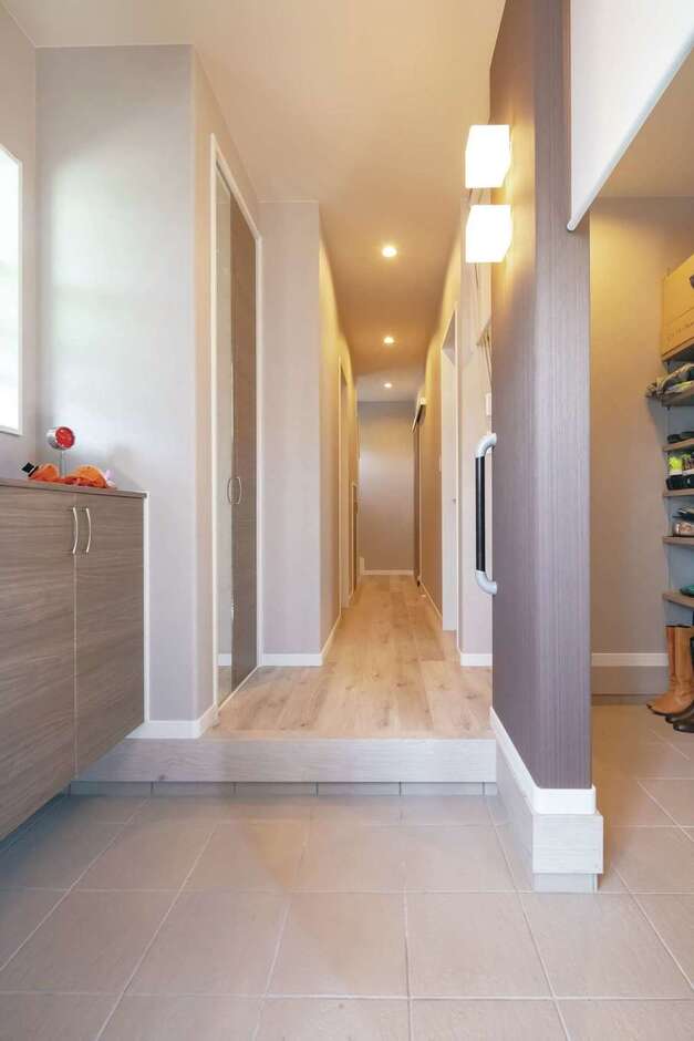 ゲストと家族用に分け、広々と使える玄関ホール。女性が多いので、大容量のシューズクロークを造った