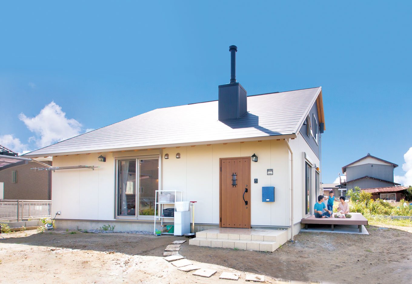 サイエンスホーム【1000万円台、自然素材、平屋】ロフトタイプのオール国産ひのきの家。薪ストーブの煙突がアクセントに。外と中をつなぐウッドデッキは、アウトドアリビングとして多用途に使いこなせる