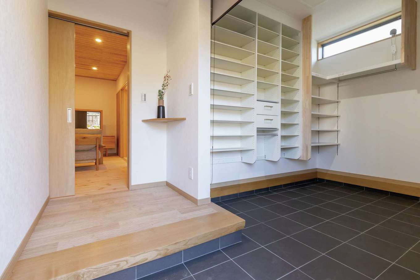 住まいるコーポレーション【収納力、自然素材、間取り】土間収納は、ご主人の趣味のサーフィン道具をしまえるようにスペースを広く取ってある