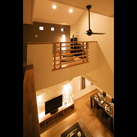 2階から吹抜けを見下せるので、１階にいる家族とのつながりがもてる