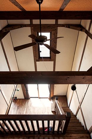 サイエンスホーム【1000万円台、デザイン住宅、ガレージ】小屋裏に続く階段から見下ろす吹抜けのスケール感が見事。真壁造りの柱と梁の直線は日本の建築美の象徴