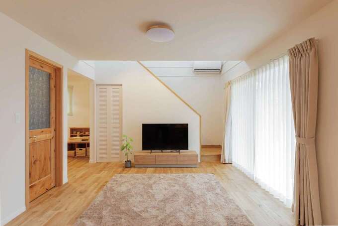 無垢床が温かみを感じさせるナチュラルテイストのリビング。隣接するキッズコーナーは、建具で仕切らずオープンにして開放感をアップ