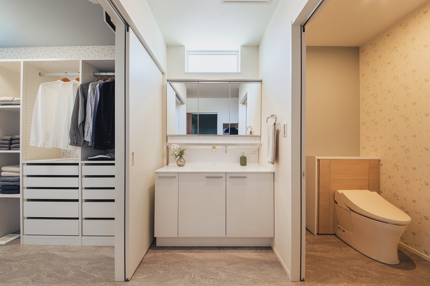 ユートピア建設【夫婦で暮らす、ペット、平屋】引戸を開ければトイレや脱衣室が一続きに