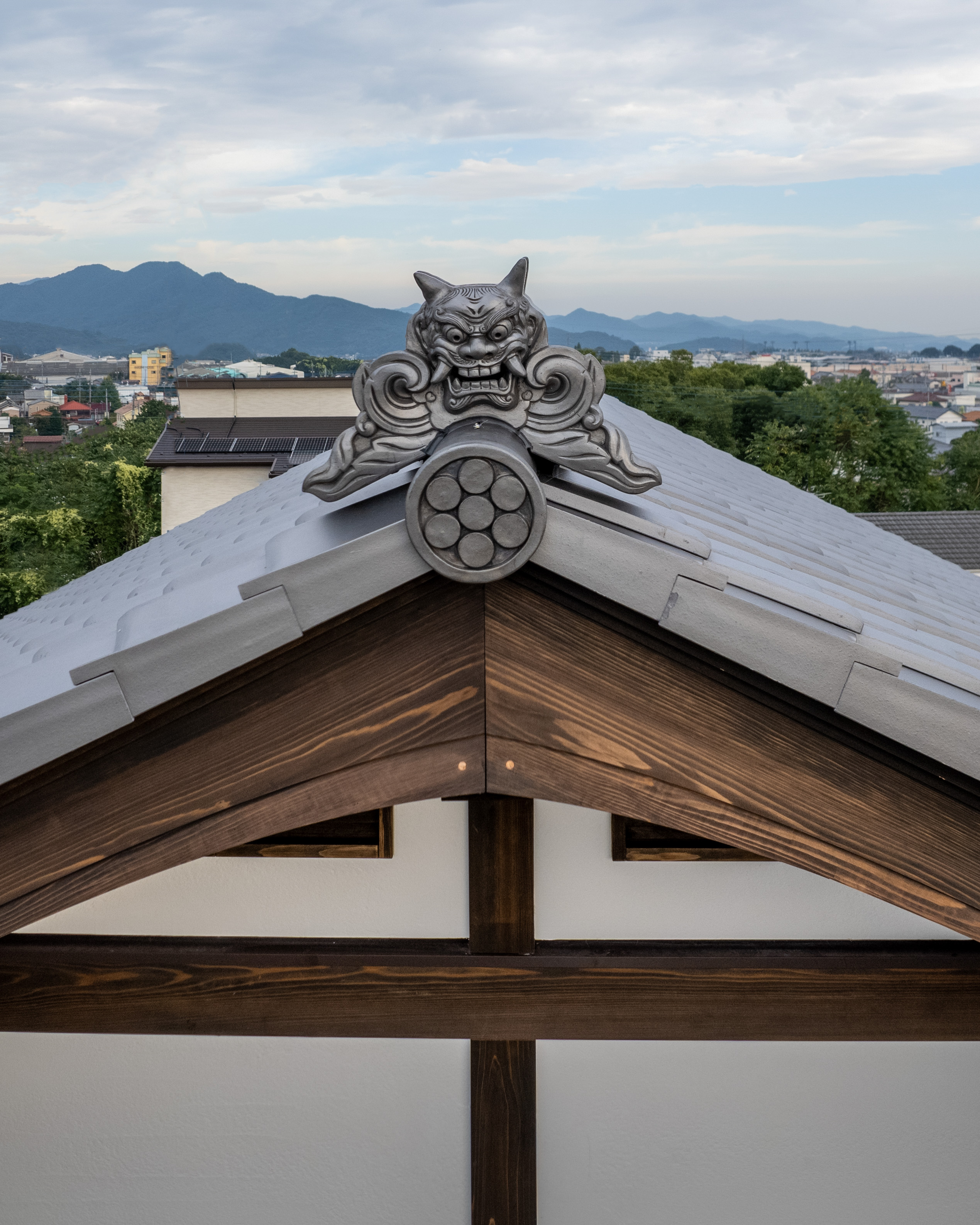 マルキ｜屋根の上には阿吽の鬼瓦が乗せた
