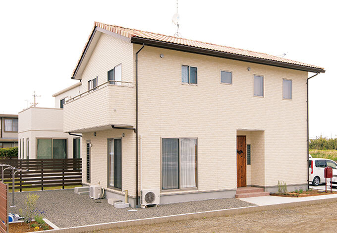 外壁は明 るい色使いのレンガ風に。 印象に残りやすい外観