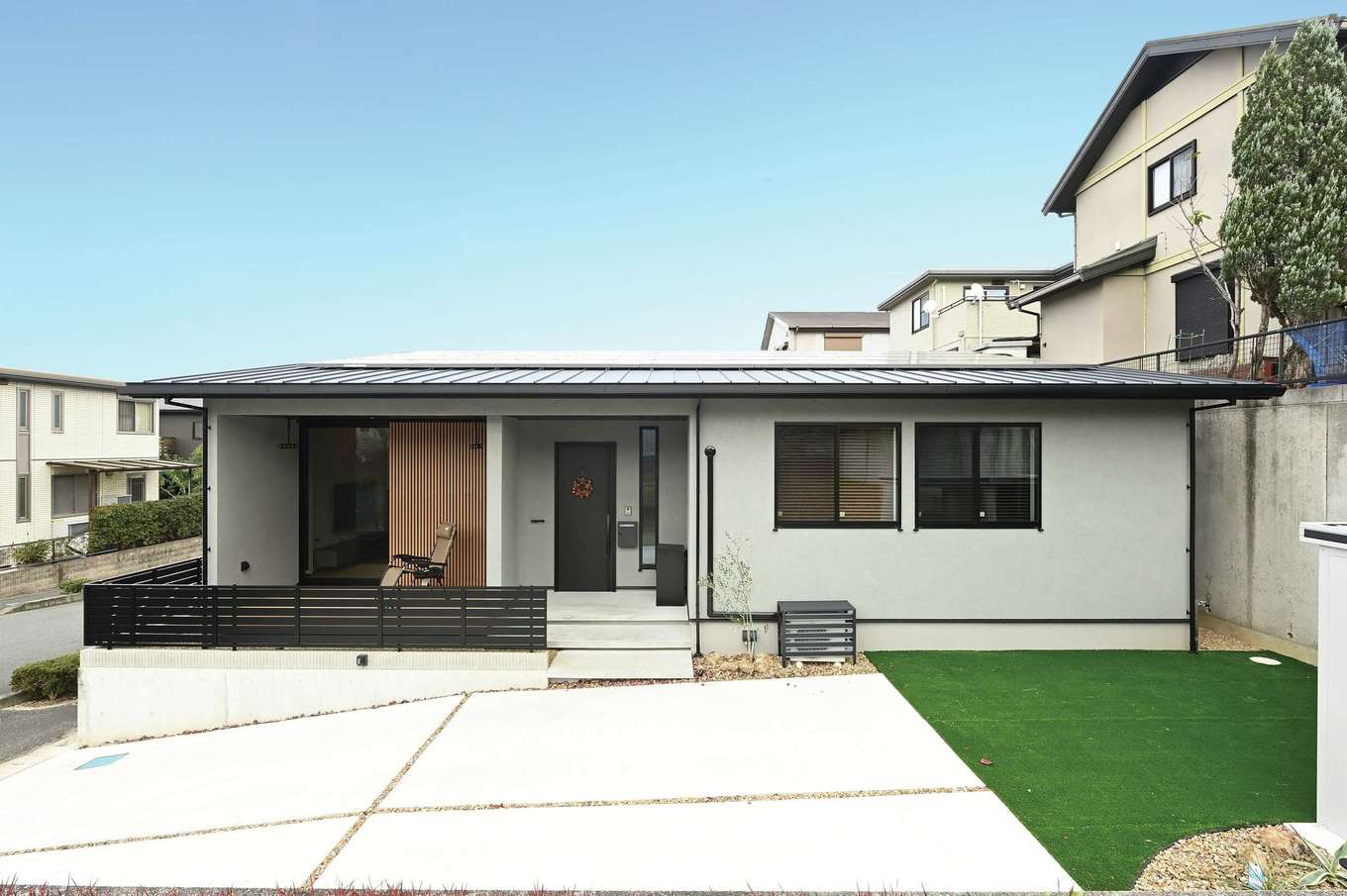 REIWA HOUSE（令和ハウス）【省エネ、間取り、平屋】将来の暮らしを見据えて、新築するなら平屋と決めていたIさん夫妻。68坪の敷地に約30坪の平屋を建てた。南側を幅広にすることで、家が大きく見えるように計画。天井を高くできる平屋の特性を活かして勾配天井を採用し、開放感が生まれた