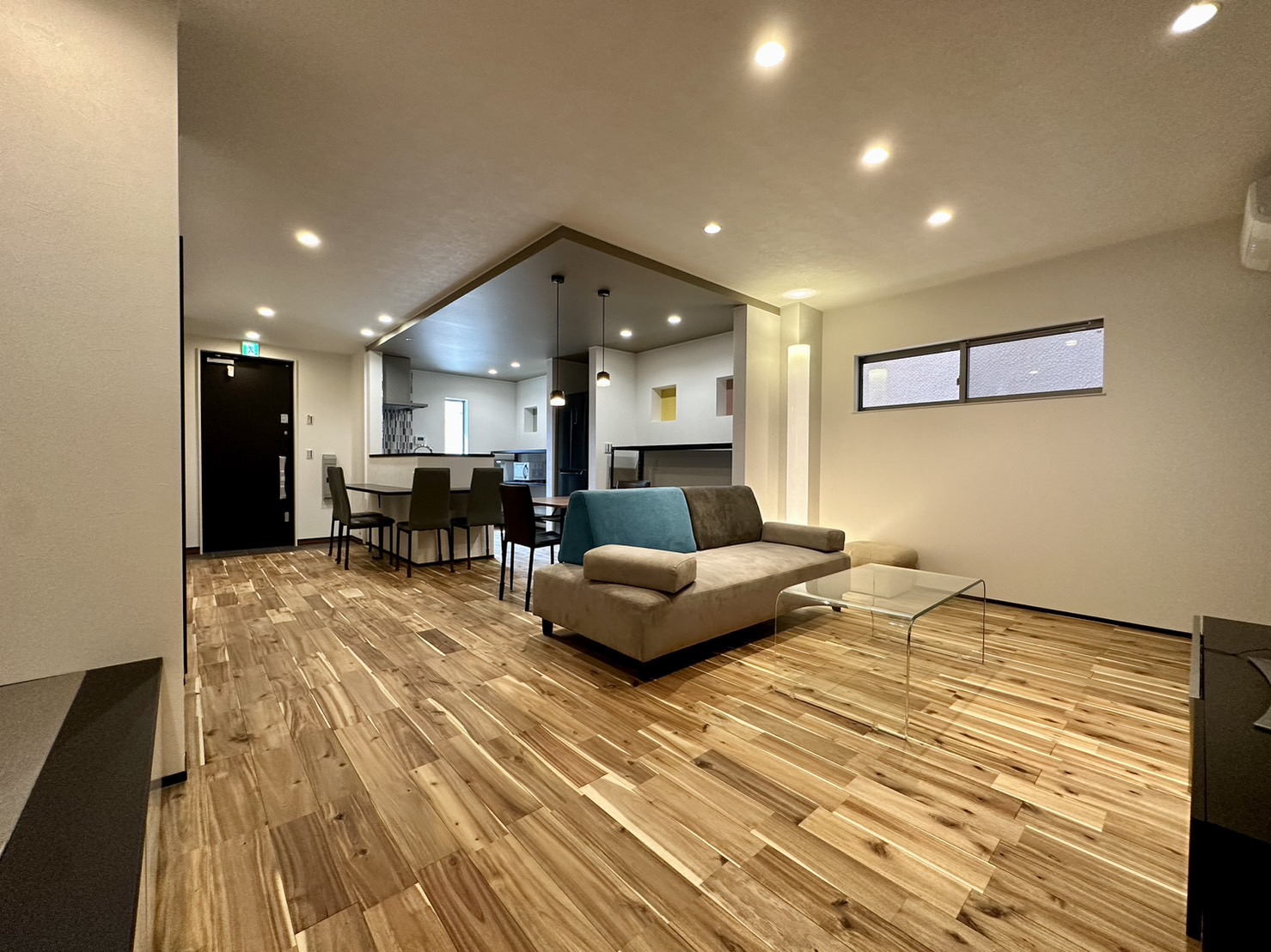 建築システム（狭小住宅専門店）【静岡市清水区相生町9-28・モデルハウス】中に入るとヴィンテージ風な大人な空間が広がる。LDKは25畳