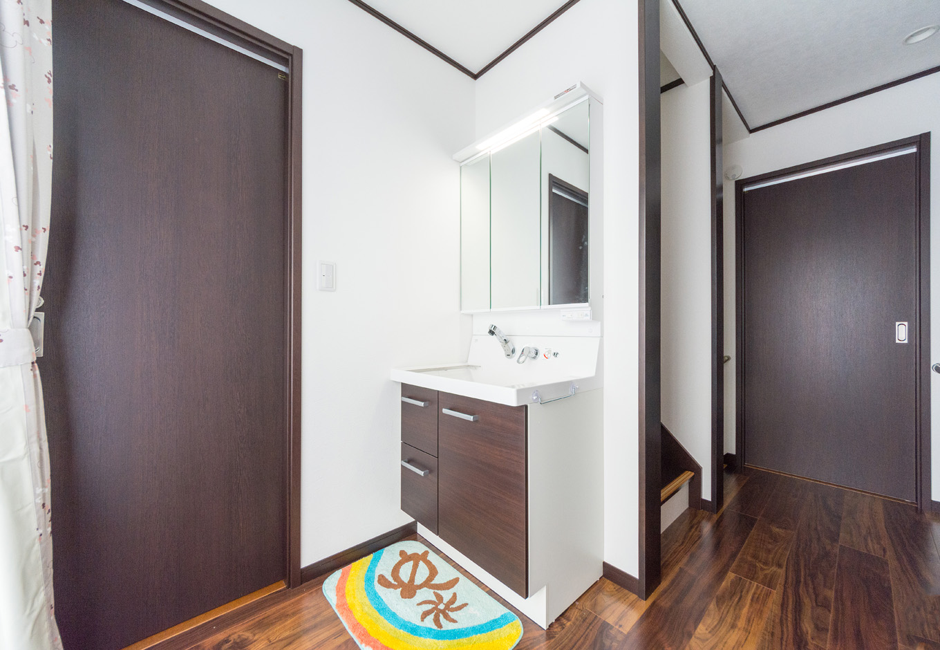 イーホーム【収納力、二世帯住宅、屋上バルコニー】2階のトイレ横にも洗面化粧台を設置。二世帯にとって、朝の忙しい時間帯には嬉しいポイント