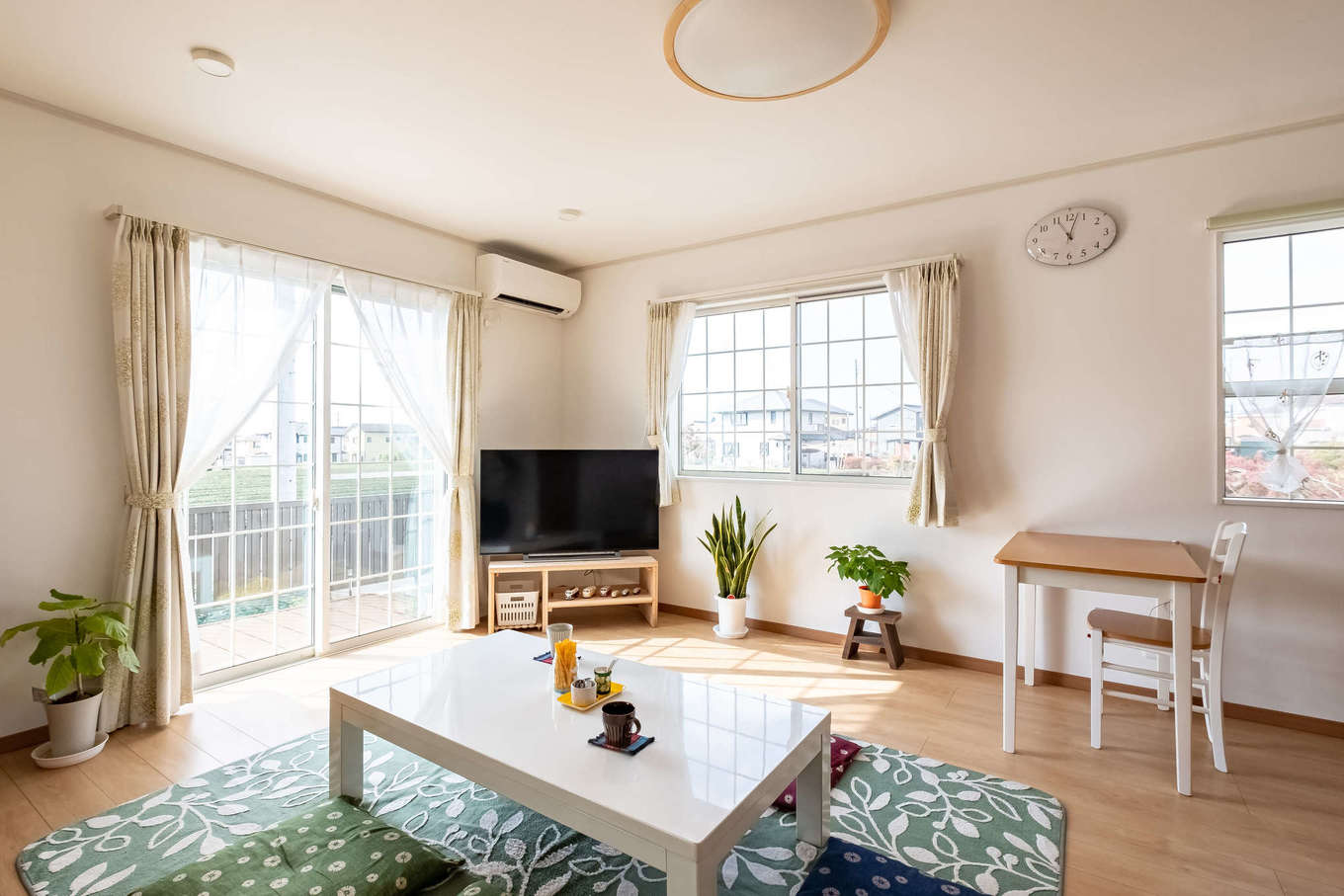 ＩＤＫ 住まいの発見館【1000万円台、夫婦で暮らす、平屋】奥さま憧れの白い格子の窓から、たっぷりの明るさと広がりがもたらされるリビング。実際の面積以上の開放感で満たされている