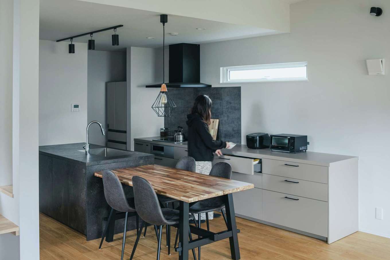 絆家（きずなや）【デザイン住宅、趣味、ガレージ】キッチンは2列型を採用。カウンターのスペースが広いため、配膳や盛り付けに便利